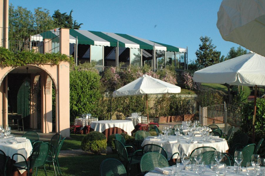 ristorante elegante con terrazza estiva